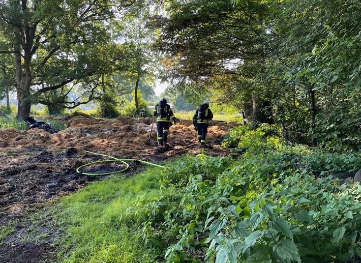 FW-ROW: +++ Brennt Stroh auf Feld +++ Baum auf Straße +++