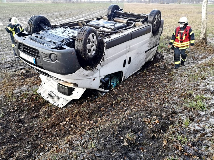 FW-ROW: Bus überschlägt sich