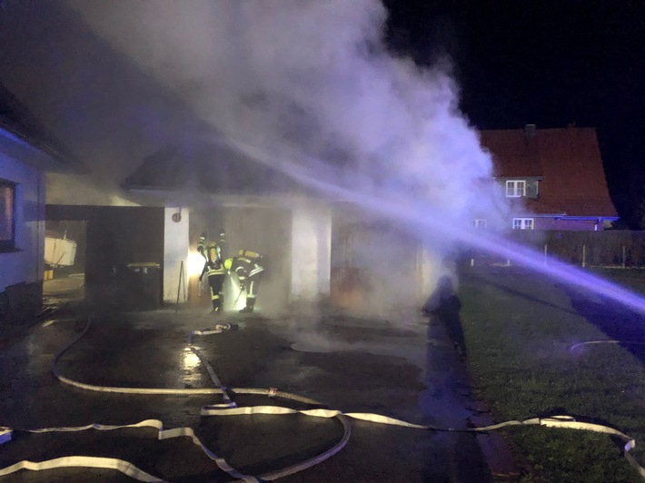 FW-ROW: Doppelgarage brennt in Bothel