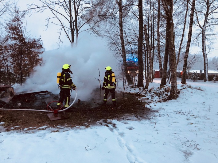 FW-ROW: Essen auf dem Herd und ein Schuppenbrand hielten die Feuerwehr bei dem Schneetreiben in Atem