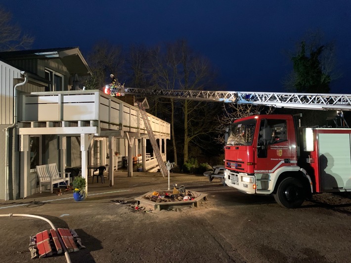 FW-ROW: Küchenbrand greift auf Dachstuhl über