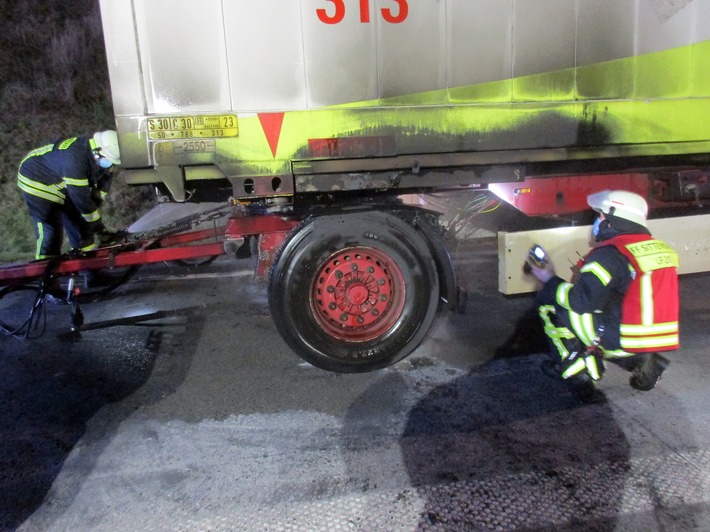 FW-ROW: Lkw-Anhänger gerät in Brand
