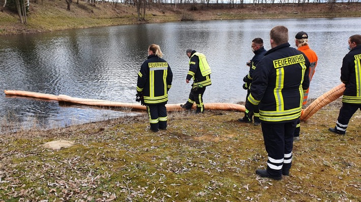 FW-ROW: Löschpulver in Baggersee