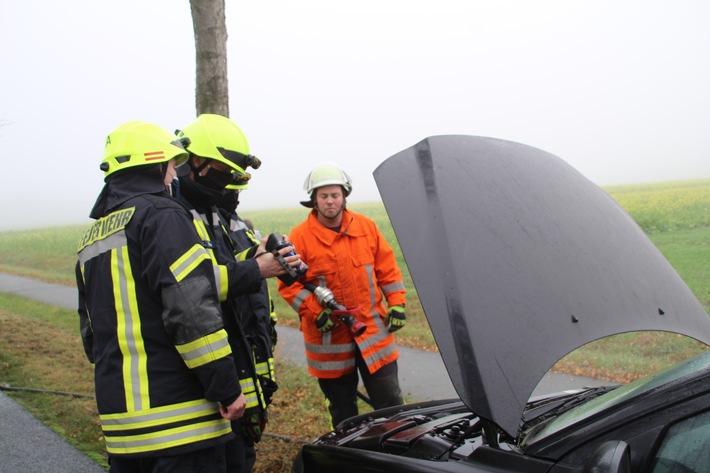 FW-ROW: PKW gerät auf freier Strecke in Brand