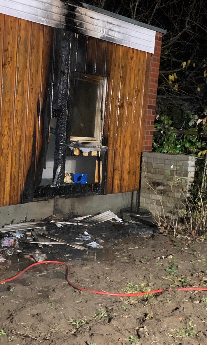 FW-ROW: Schuppen gerät in Brand