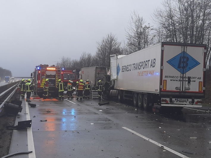 FW-ROW: Schwerer Unfall mit Todesfolge BAB 1 stundenlang in Richtung Bremen gesperrt