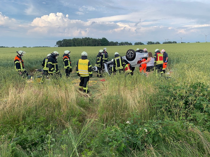 FW-ROW: Schwerer Verkehrsunfall: Feuerwehr befreit Polo Fahrer