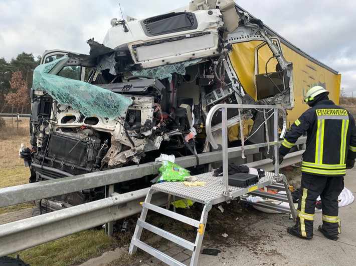 FW-ROW: Tödlicher Verkehrsunfall auf A1: Feuerwehr befreit eingeklemmte Person