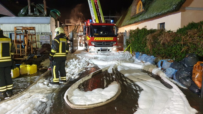 FW-RZ: Feuer in einem Mehrfamilienhaus in Aumühle