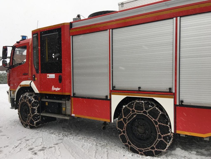 FW Rheurdt: Auf Ketten zum Kollaps: Feuerwehr unterstützt Rettungsdienst im Schnee-Chaos