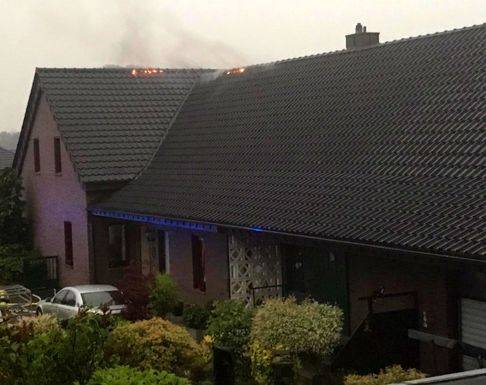 FW Rheurdt: Dachstuhlbrand nach Blitzeinschlag