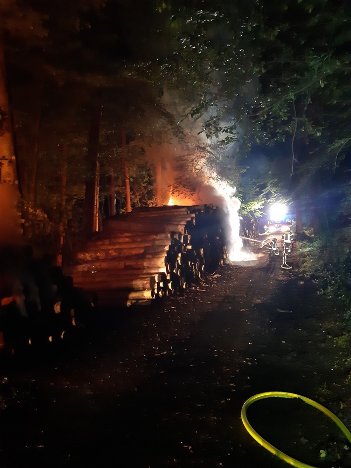 FW Rösrath: Holzpolter brennen in der Nacht
