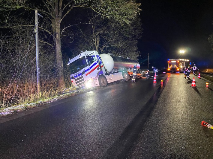 FW Rösrath: Milchlaster rutscht Böschung hinab
