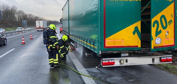FW Sankt Augustin: Entstehungsbrand an LKW auf A560
