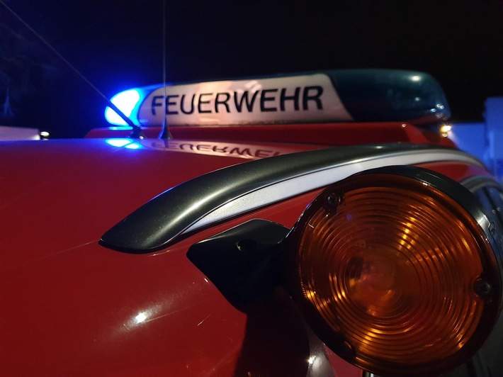 FW Sankt Augustin: Feuer zerstört zwei PKW, zwei Carports und macht zwei Doppelhaushälften unbewohnbar