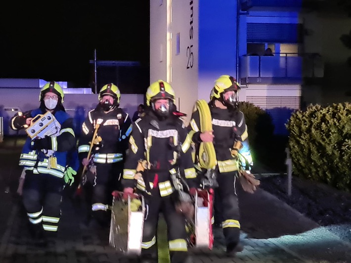 FW Sankt Augustin: Gemeldeter Wohnungsbrand mit Menschenleben in Gefahr