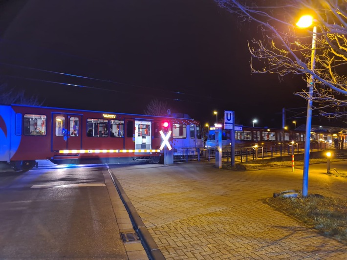 FW Sankt Augustin: Hund wird bei Kollision mit Stadtbahn schwer verletzt