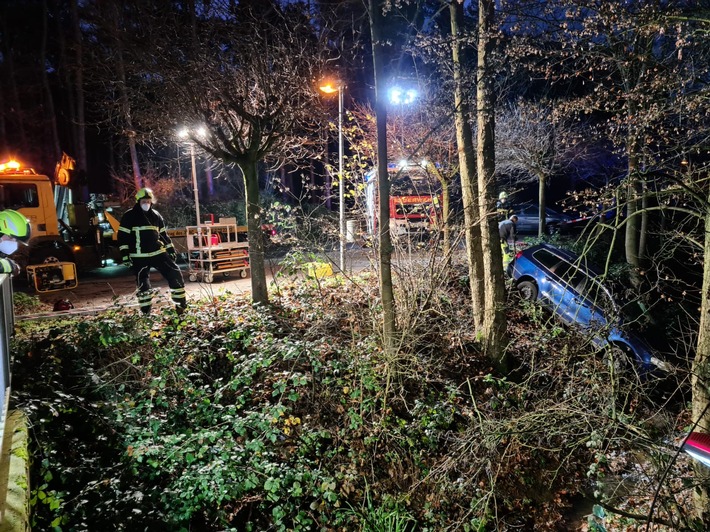 FW Sankt Augustin: PKW gerät von Parkplatz in Bach - 2 leichtverletzte - Ausgelaufenes Öl im Bach
