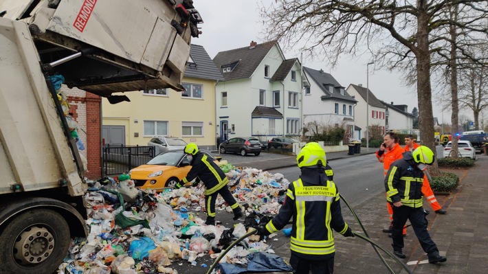 FW Sankt Augustin: Schwelbrand in Müllfahrzeug