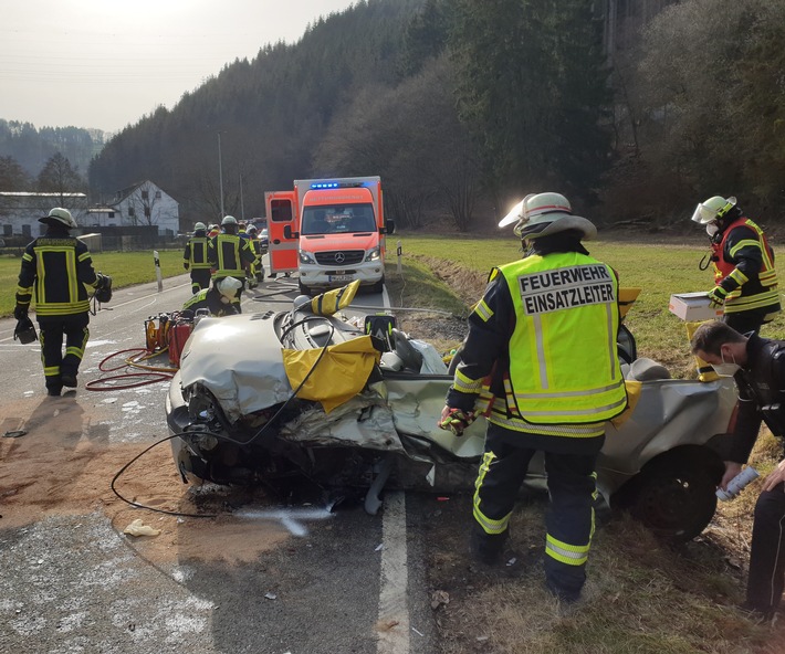 FW Schalksmühle: Verkehrsunfall mit eingeklemmter Person