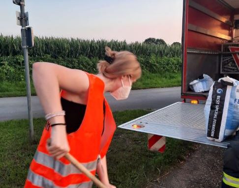 FW-Schermbeck: Ölspur auf dem Rhader Weg