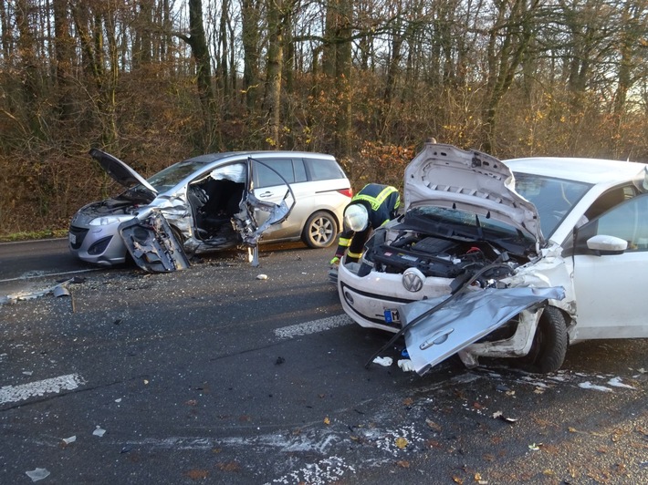 FW Sonsbeck: Verkehrsunfall zwischen zwei PKW auf der Xantener Straße