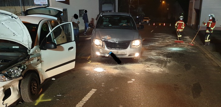 FW Stockach: Ausgelaufene Betriebsstoffe nach Verkehrsunfall