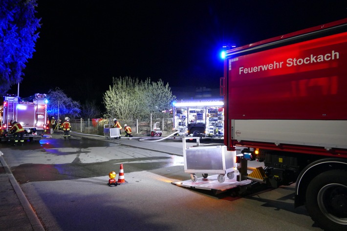 FW Stockach: Brand mehrerer Fahrzeuge auf einem Betriebsgelände