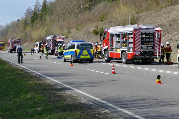 FW Stockach: Fahrzeugbrand mit anschließendem Verkehrsunfall