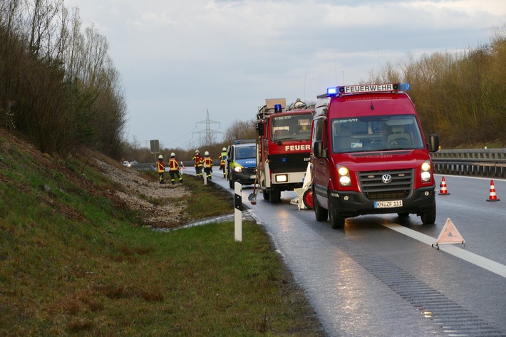FW Stockach: Große Ölspur auf Autobahn