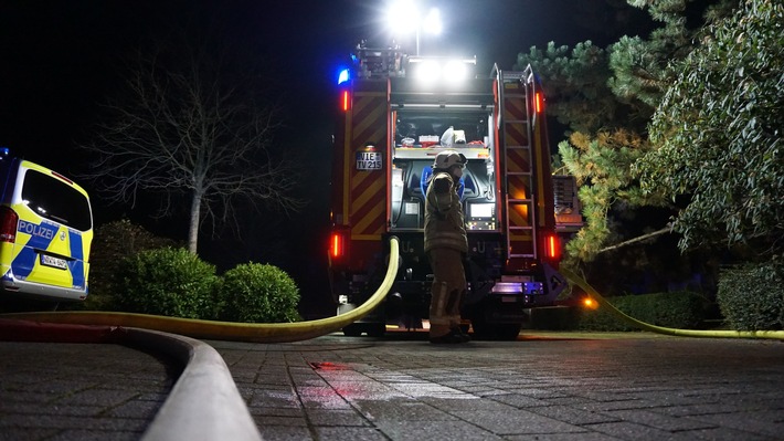 FW Tönisvorst: Feuerwehr Tönisvorst löscht brennende Gasflaschen