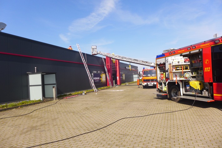 FW Tönisvorst: Gemeldeter Dachstuhlbrand unter einer Photovoltaikanlage fordert beide Tönisvorster Löschzüge