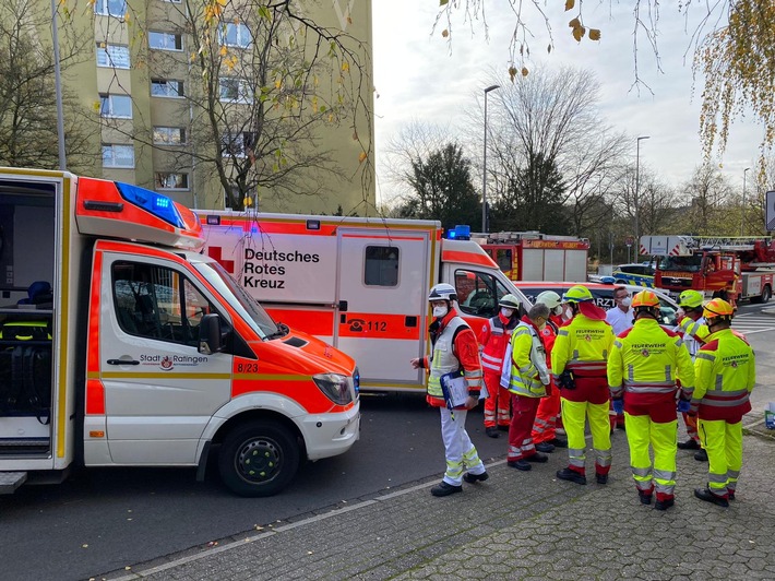 FW-Velbert: Brennendes Spielzeug verursacht Großeinsatz des Rettungsdienstes