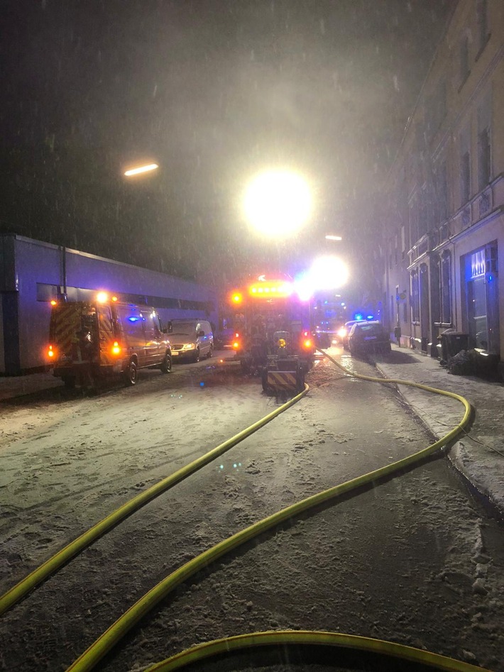 FW-Velbert: Feuer in Kfz-Werkstatt