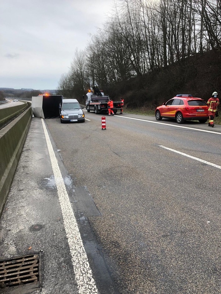 FW-Velbert: Gespann schleuderte über die Autobahn