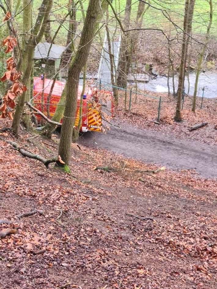 FW-Velbert: Gestürzte Hattingerin aus Wald gerettet