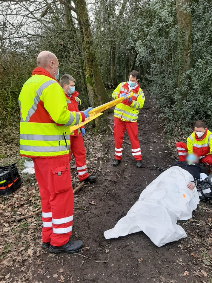 FW-Velbert: Gestürzter Wanderer aus Wald gerettet