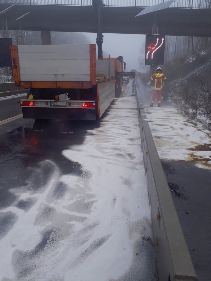 FW-Velbert: Hydrauliköl auf der Autobahn