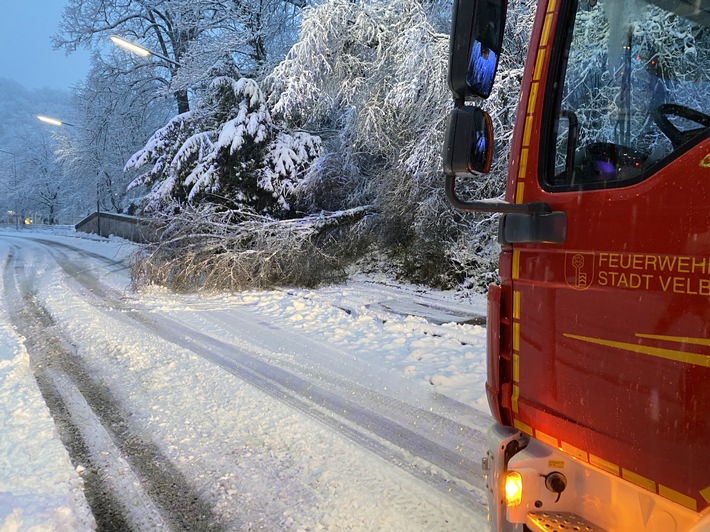 FW-Velbert: Löschfahrzeug knapp von Baum verfehlt