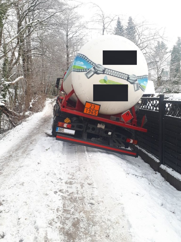 FW-Velbert: Tanklaster vom Weg gerutscht