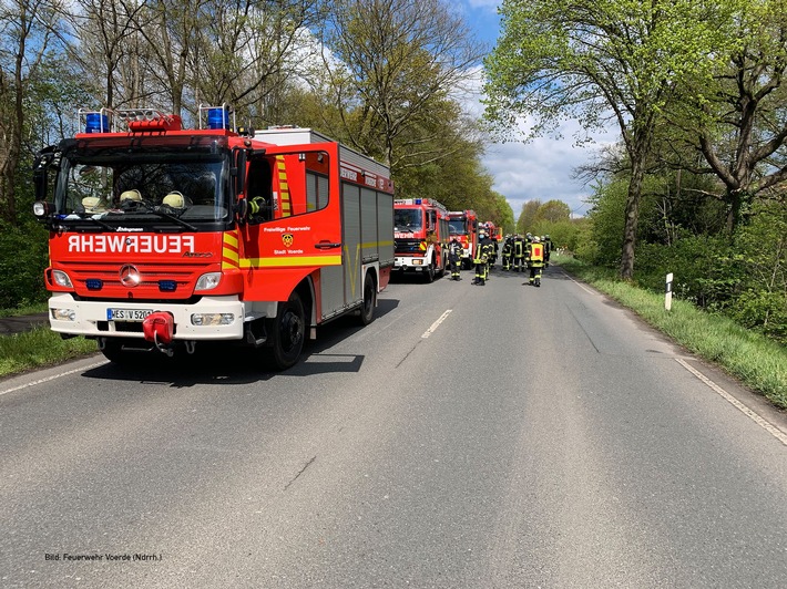 FW Voerde: Schwerer Verkehrsunfall auf der B8