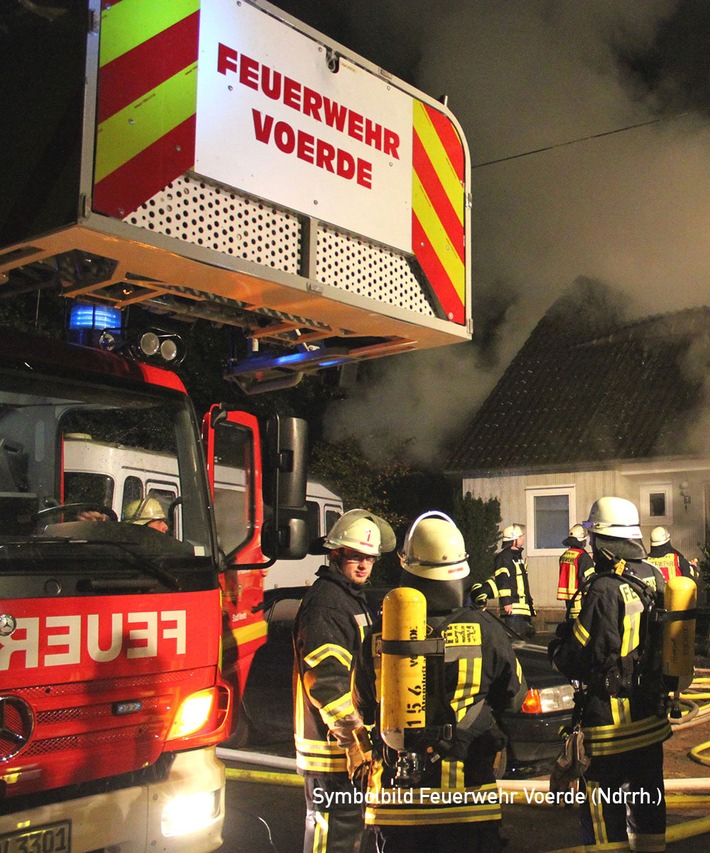 FW Voerde: Zimmerbrand in Voerde Friedrichsfeld