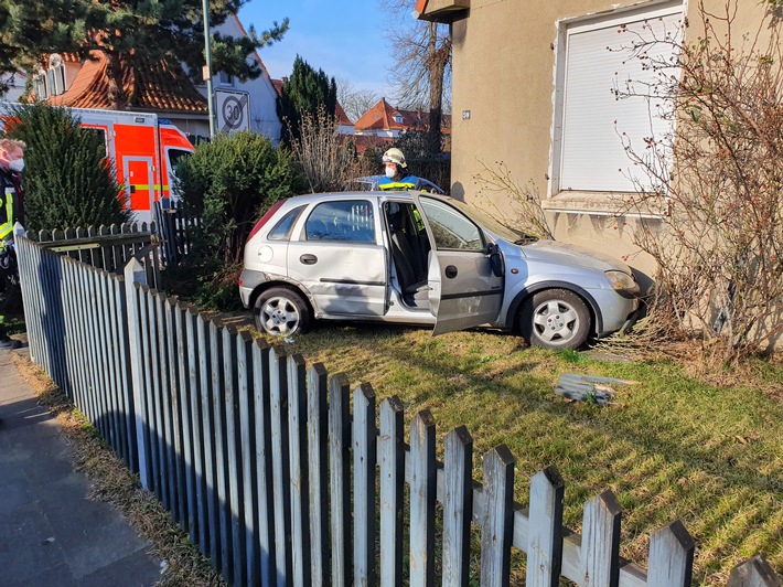 FW-WAF: PKW fährt vor Hauswand