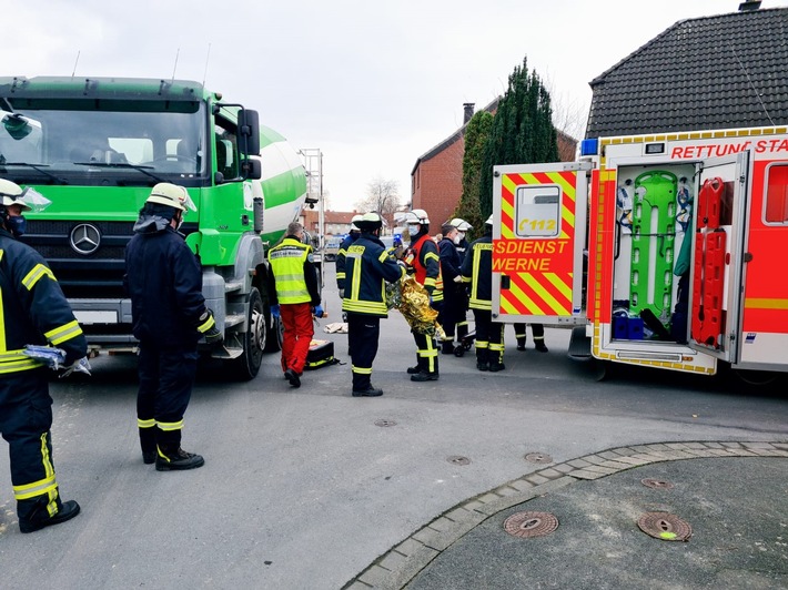 FW-WRN: TH_PERSON_KLEMMT - LZ1 - Person von LKW überfahren, Person liegt noch unter dem LKW
