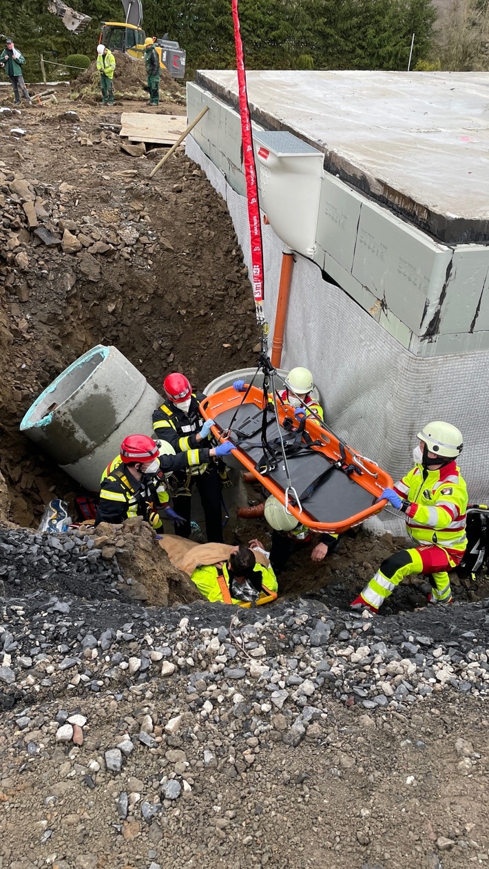 FW Witten: Arbeitsunfall auf Baustelle in Witten-Annen