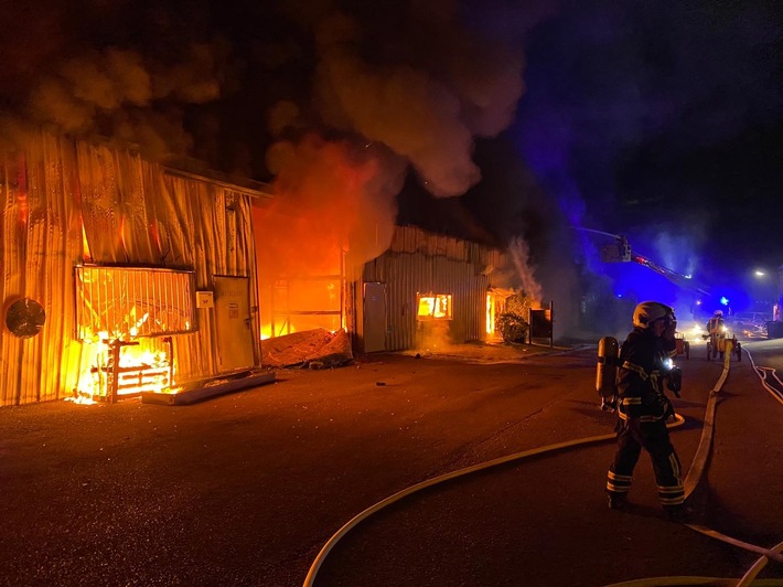 FW Witten: Brand einer Industriehalle im Wullener Feld