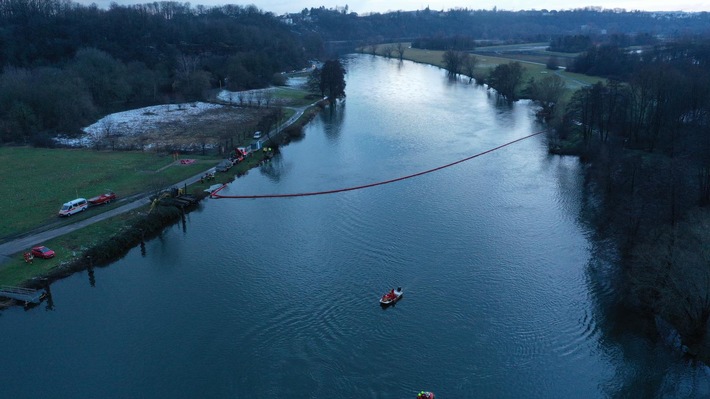 FW Witten: Öl auf der Ruhr in Witten