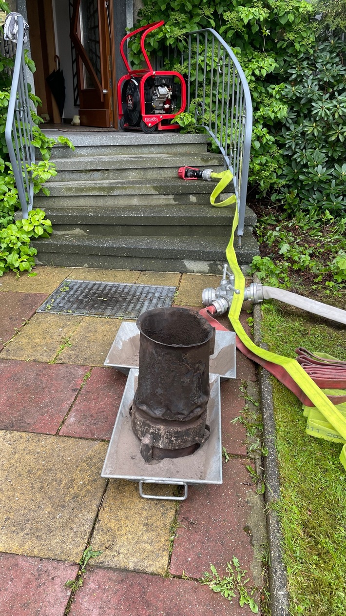 FW Witten: Vermuteter Kellerbrand in Witten-Herbede