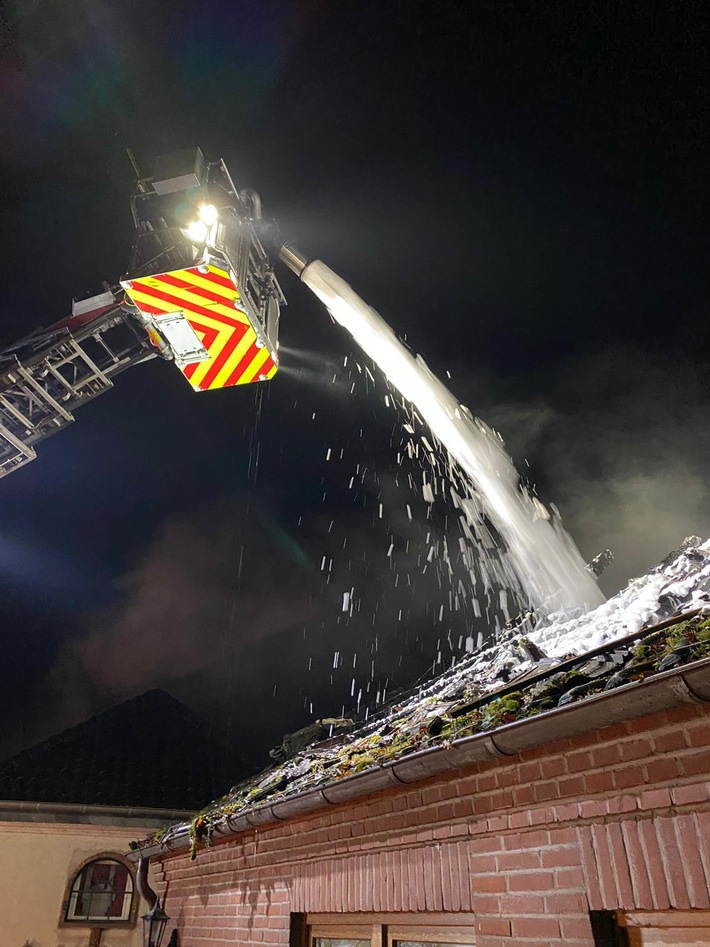 FW Xanten: Dachstuhlbrand in Einfamilienhaus