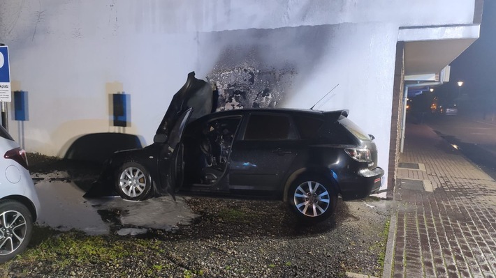 FW Xanten: PKW-Brand an Hausfassade